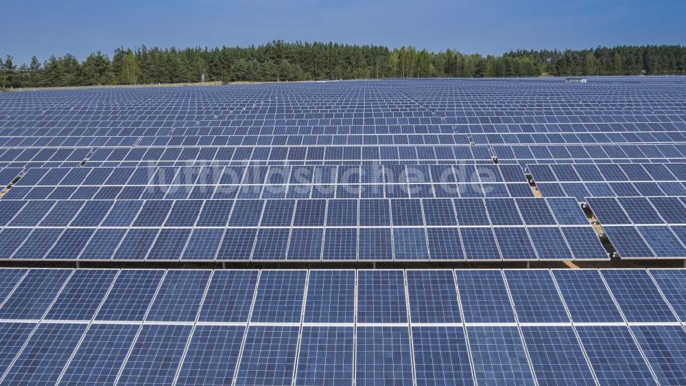 Luftbild Grafenwöhr - Baustelle und Montage- Arbeiten für Solarpark bzw. Solarkraftwerk im Ortsteil Hütten in Grafenwöhr im Bundesland Bayern