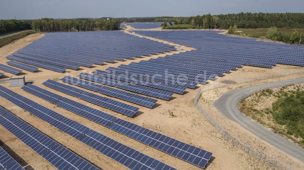 Luftaufnahme Grafenwöhr - Baustelle und Montage- Arbeiten für Solarpark bzw. Solarkraftwerk im Ortsteil Hütten in Grafenwöhr im Bundesland Bayern