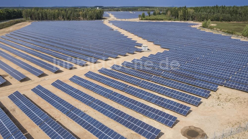 Grafenwöhr von oben - Baustelle und Montage- Arbeiten für Solarpark bzw. Solarkraftwerk im Ortsteil Hütten in Grafenwöhr im Bundesland Bayern