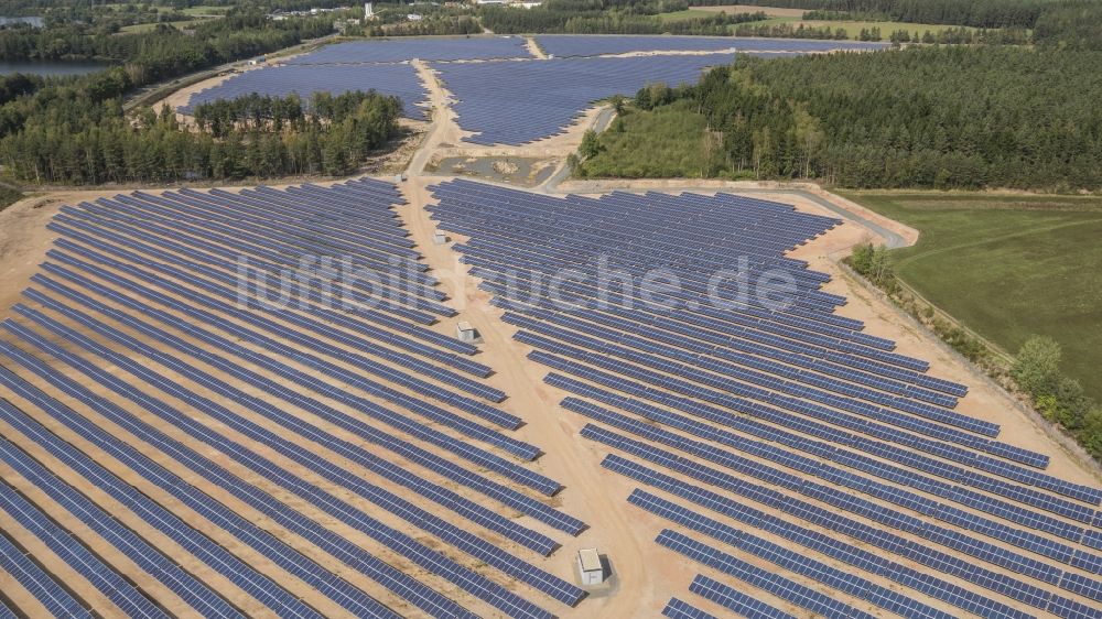 Grafenwöhr aus der Vogelperspektive: Baustelle und Montage- Arbeiten für Solarpark bzw. Solarkraftwerk im Ortsteil Hütten in Grafenwöhr im Bundesland Bayern