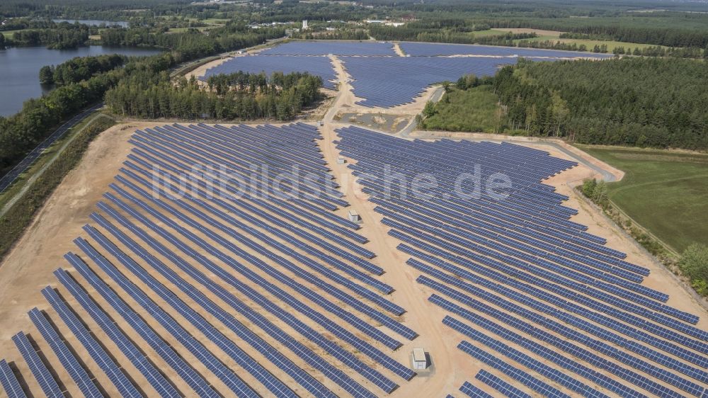 Luftbild Grafenwöhr - Baustelle und Montage- Arbeiten für Solarpark bzw. Solarkraftwerk im Ortsteil Hütten in Grafenwöhr im Bundesland Bayern
