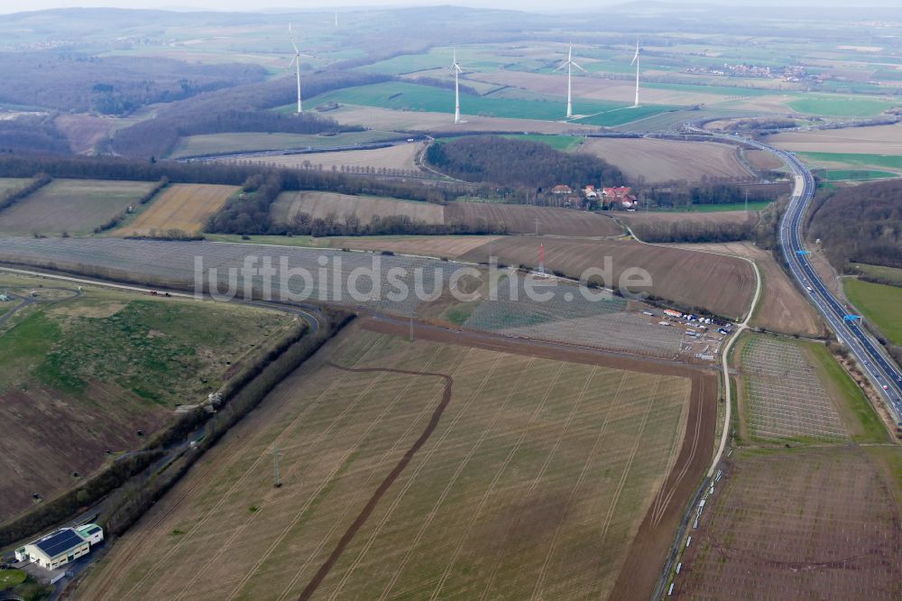 Rosdorf aus der Vogelperspektive: Baustelle und Montage- Arbeiten für Solarpark bzw. Solarkraftwerk in Rosdorf im Bundesland Niedersachsen, Deutschland