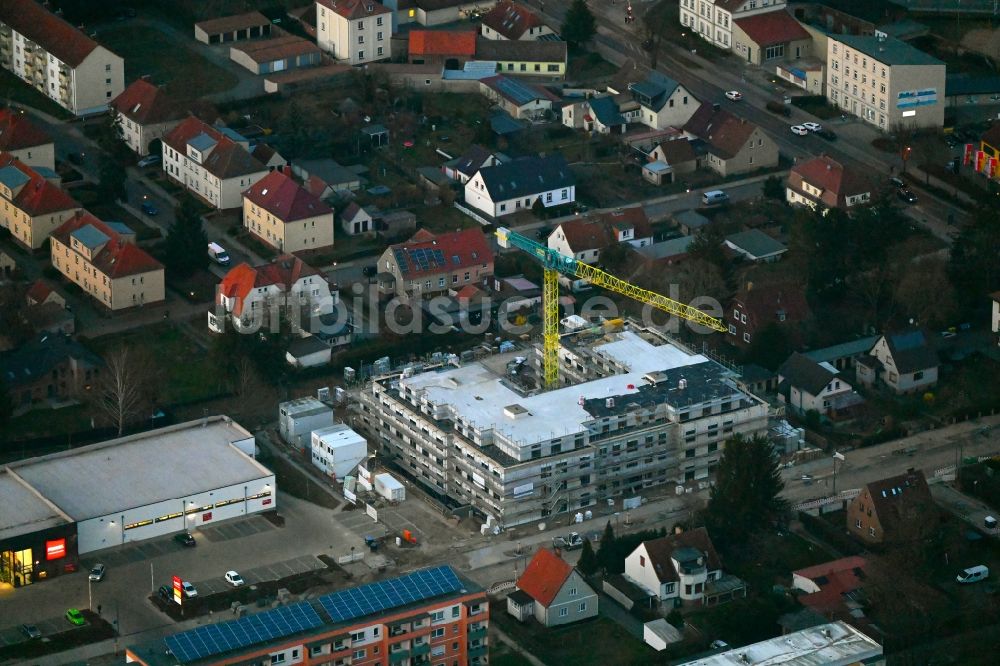 Neuruppin von oben - Baustelle der Neubau- Gebäude des Altersheim - Seniorenresidenz in Neuruppin im Bundesland Brandenburg, Deutschland