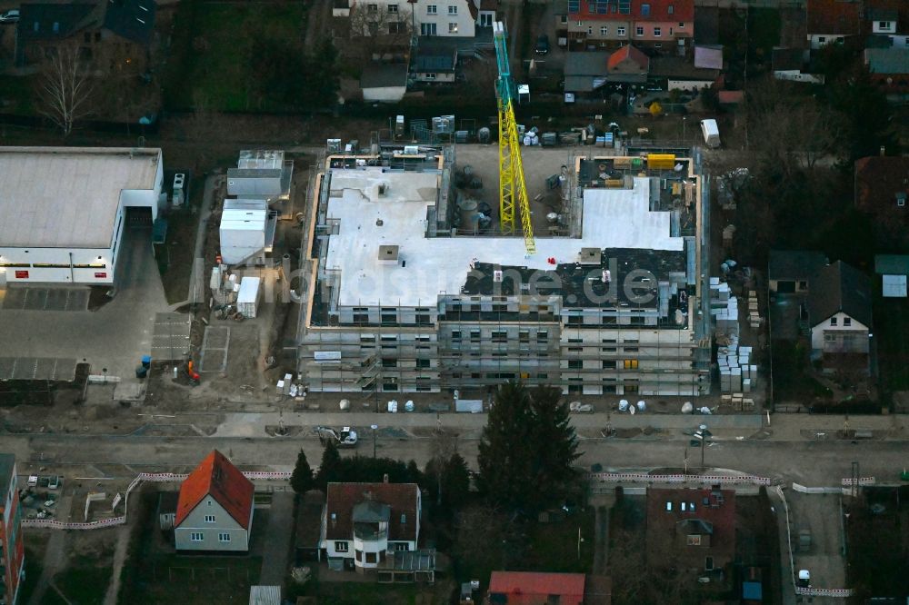 Luftaufnahme Neuruppin - Baustelle der Neubau- Gebäude des Altersheim - Seniorenresidenz in Neuruppin im Bundesland Brandenburg, Deutschland