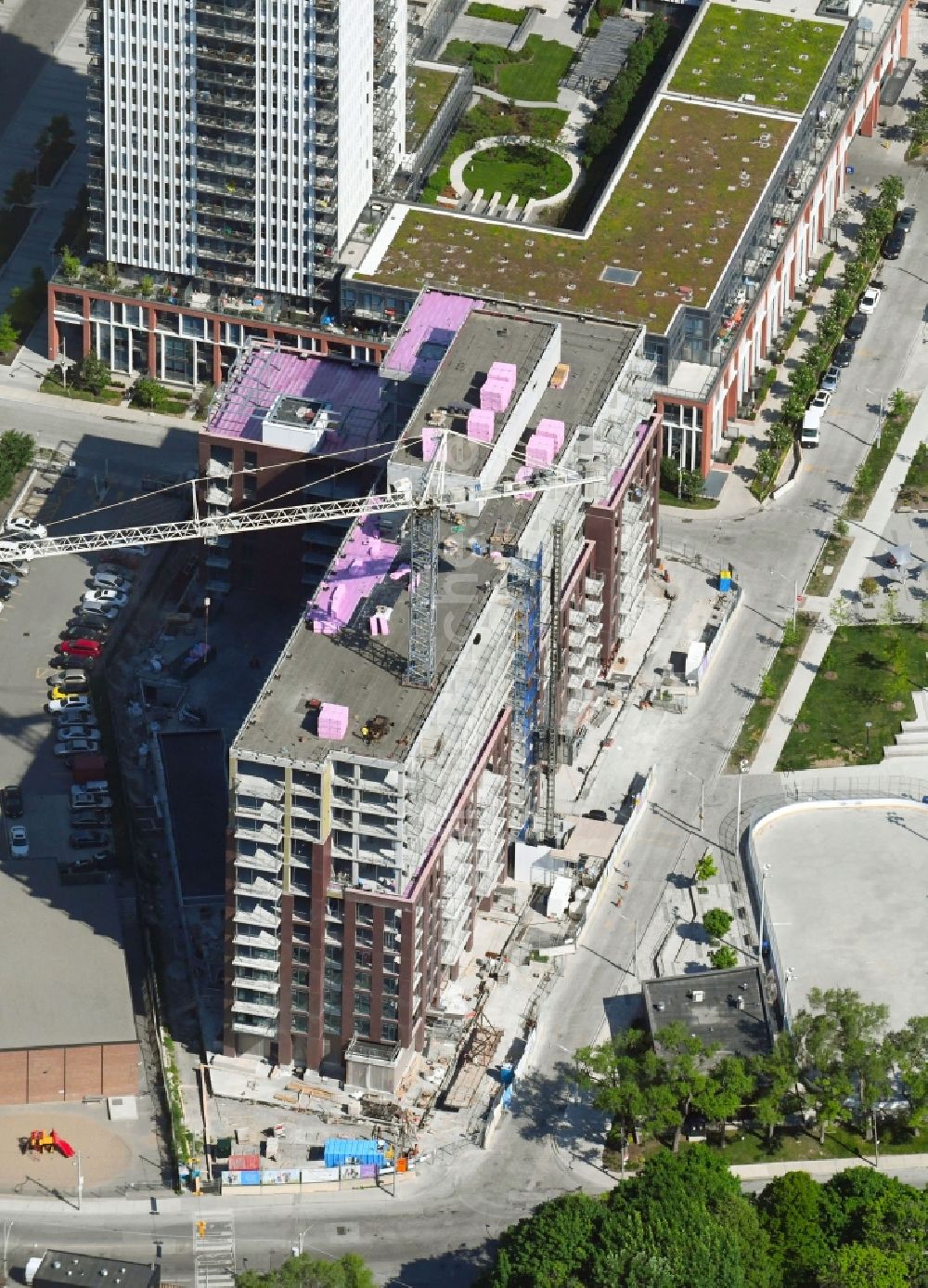 Luftbild Toronto - Baustelle der Neubau- Gebäude des Altersheim - Seniorenresidenz The Sumach an der Sumach Street in Toronto in Ontario, Kanada