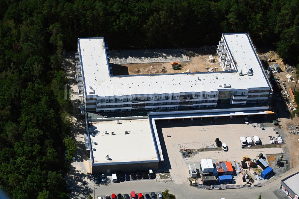 Luftaufnahme Hohen Neuendorf - Baustelle vom Neubau eines Seniorenzentrums in Hohen Neuendorf im Bundesland Brandenburg, Deutschland