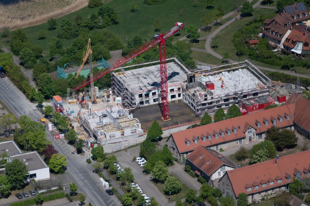 Würzburg von oben - Baustelle vom Neubau eines Seniorenzentrums im Ortsteil Heuchelhof in Würzburg im Bundesland Bayern, Deutschland