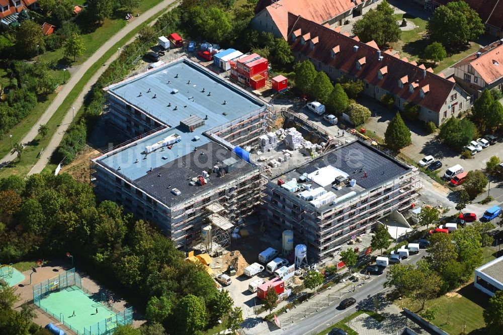 Würzburg von oben - Baustelle vom Neubau eines Seniorenzentrums im Ortsteil Heuchelhof in Würzburg im Bundesland Bayern, Deutschland