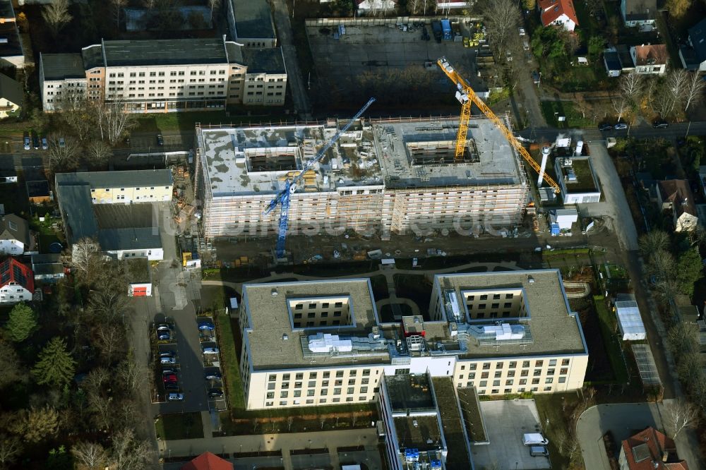 Luftaufnahme Berlin - Baustelle vom Neubau eines Seniorenzentrums im Ortsteil Kaulsdorf in Berlin, Deutschland