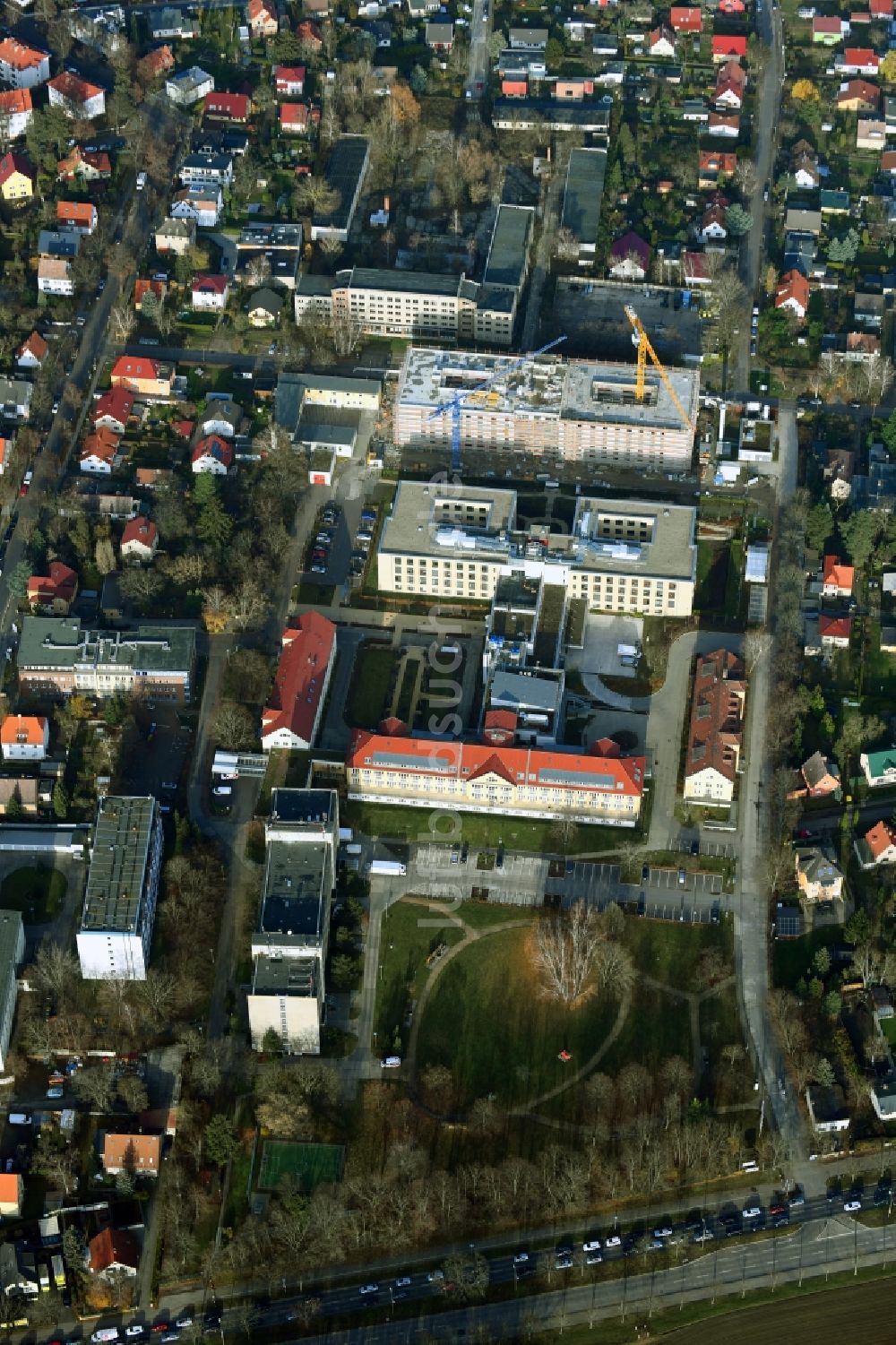 Luftbild Berlin - Baustelle vom Neubau eines Seniorenzentrums im Ortsteil Kaulsdorf in Berlin, Deutschland