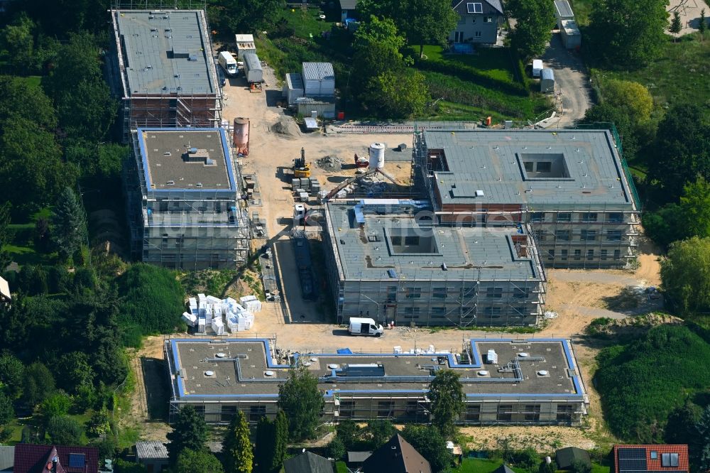 Berlin aus der Vogelperspektive: Baustelle vom Neubau eines Seniorenzentrums im Ortsteil Mahlsdorf in Berlin, Deutschland