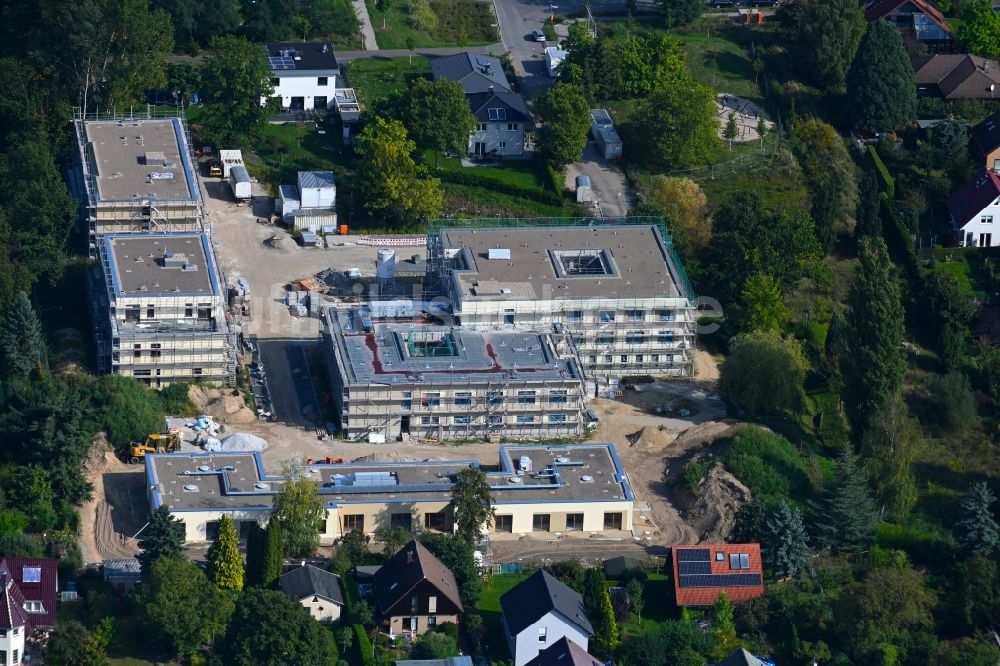 Luftaufnahme Berlin - Baustelle vom Neubau eines Seniorenzentrums im Ortsteil Mahlsdorf in Berlin, Deutschland