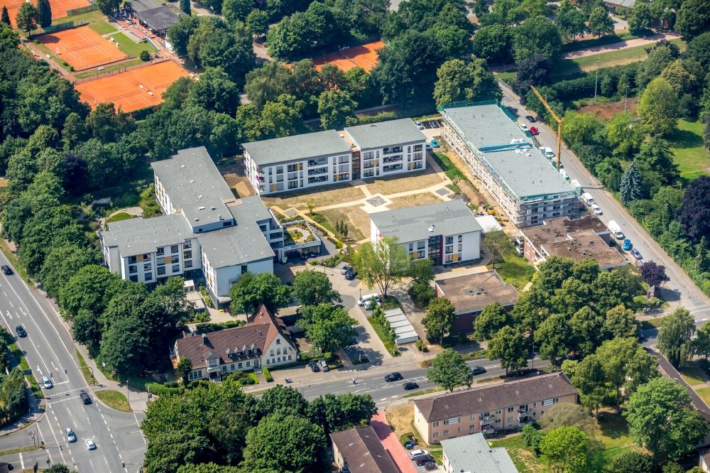 Dinslaken von oben - Baustelle vom Neubau eines Seniorenzentrums im Ortsteil Ruhr Metropolitan Area in Dinslaken im Bundesland Nordrhein-Westfalen