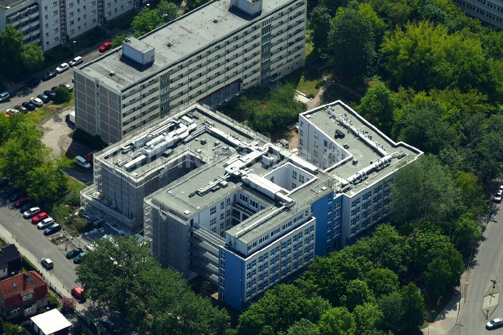 Luftaufnahme Berlin - Baustelle vom Neubau eines Seniorenzentrums Dr. Victor Aronstein im Ortsteil Hohenschönhausen in Berlin, Deutschland
