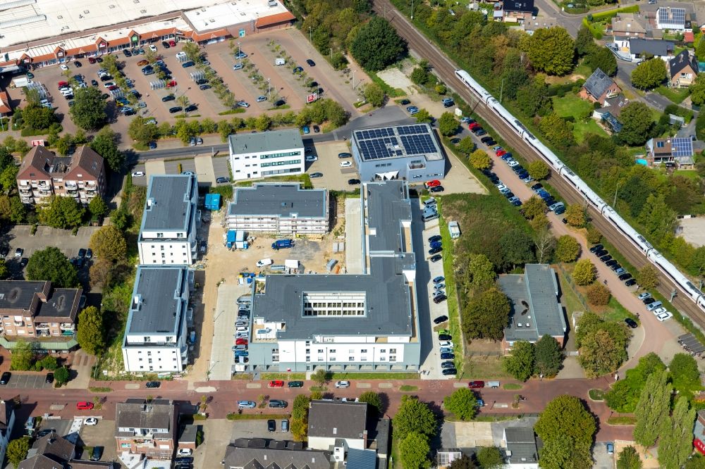 Luftbild Voerde (Niederrhein) - Baustelle vom Neubau eines Seniorenzentrums in Voerde (Niederrhein) im Bundesland Nordrhein-Westfalen, Deutschland