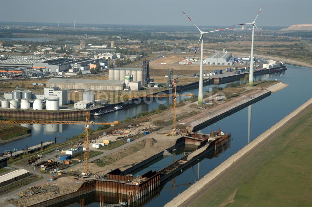 Luftbild Magdeburg - Baustelle Niedrigwasserschleuse an der Steinkopfinsel im Hafen / Binnenhafen Magdeburg an der Elbe