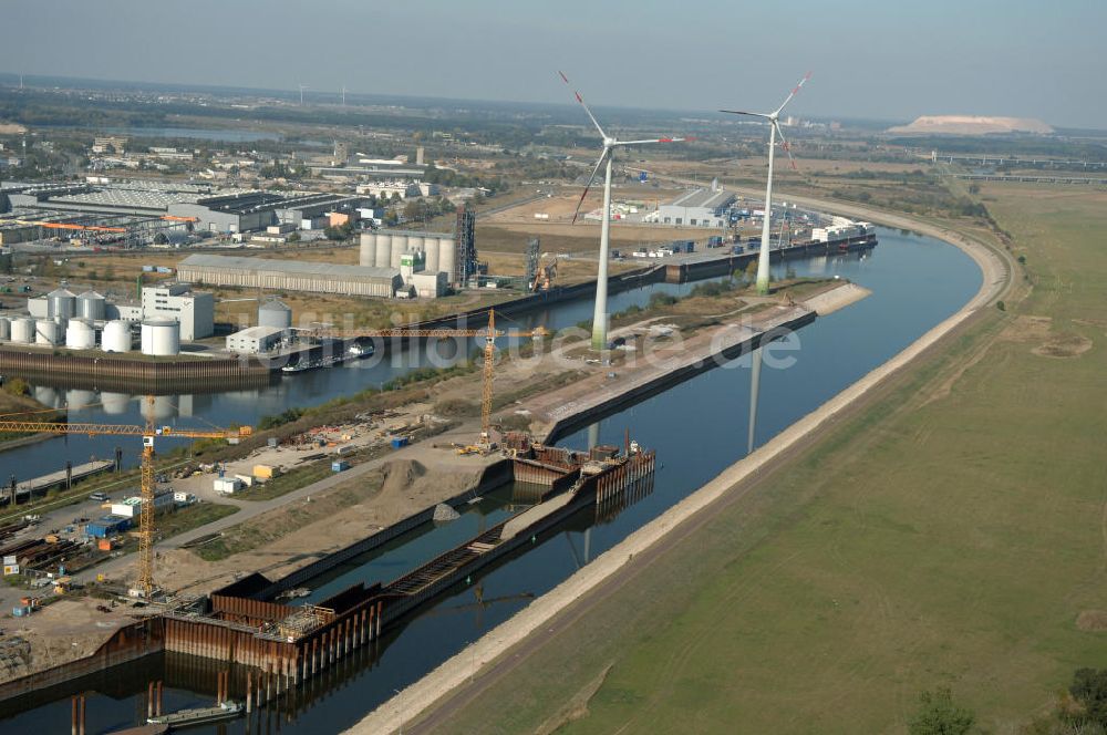 Luftaufnahme Magdeburg - Baustelle Niedrigwasserschleuse an der Steinkopfinsel im Hafen / Binnenhafen Magdeburg an der Elbe