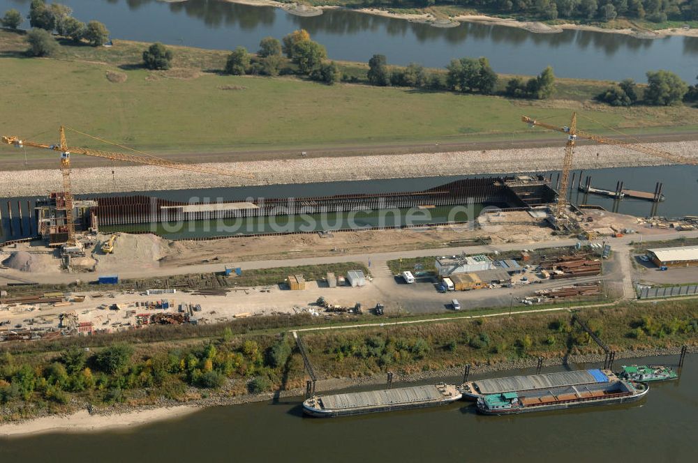 Magdeburg aus der Vogelperspektive: Baustelle Niedrigwasserschleuse an der Steinkopfinsel im Hafen / Binnenhafen Magdeburg an der Elbe