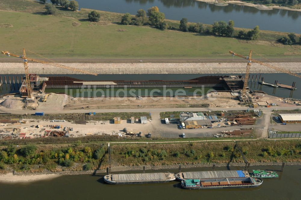 Luftbild Magdeburg - Baustelle Niedrigwasserschleuse an der Steinkopfinsel im Hafen / Binnenhafen Magdeburg an der Elbe
