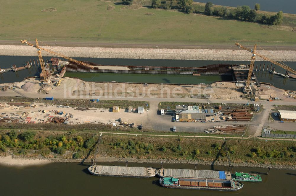 Luftaufnahme Magdeburg - Baustelle Niedrigwasserschleuse an der Steinkopfinsel im Hafen / Binnenhafen Magdeburg an der Elbe