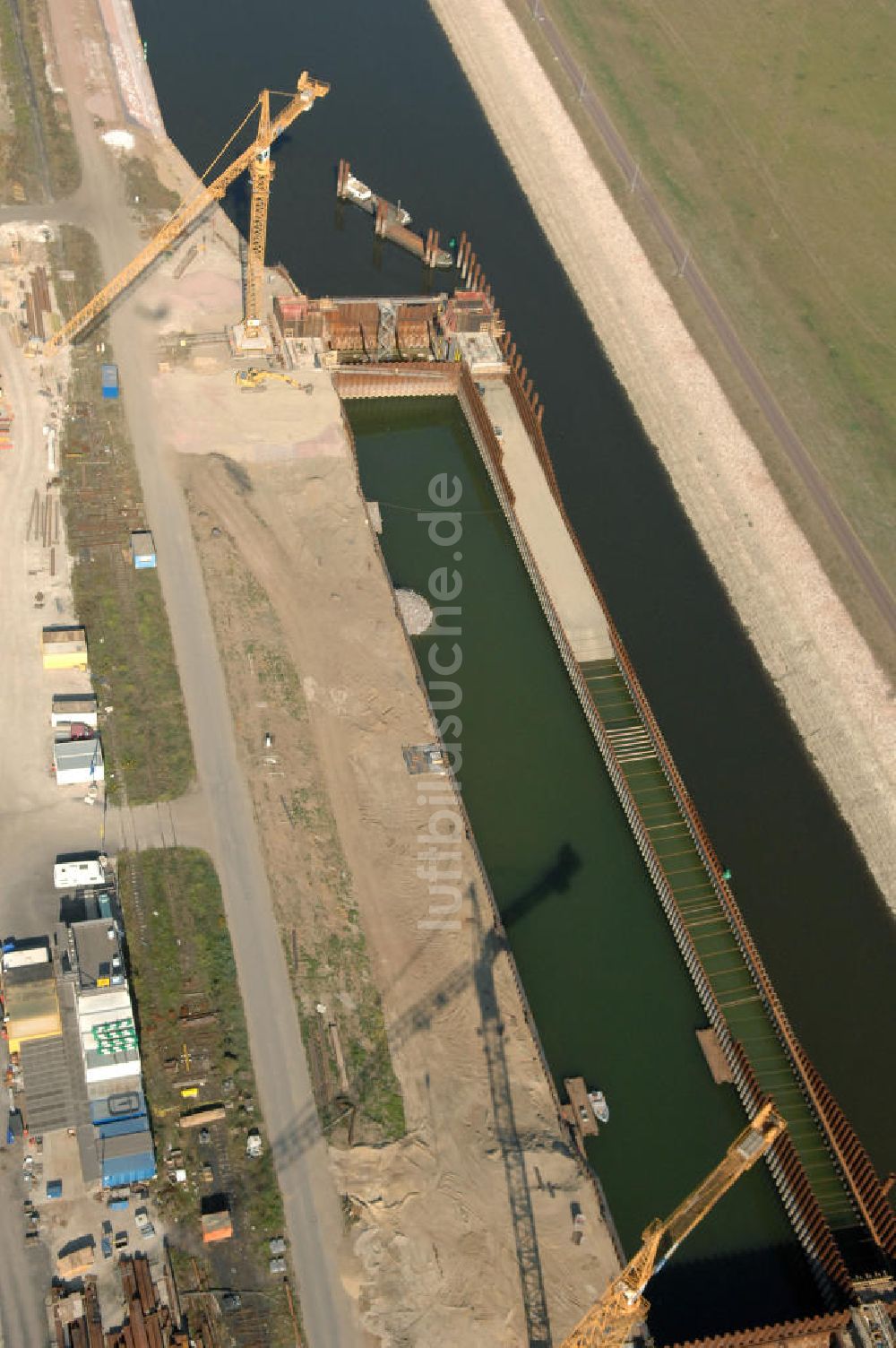 Magdeburg von oben - Baustelle Niedrigwasserschleuse an der Steinkopfinsel im Hafen / Binnenhafen Magdeburg an der Elbe