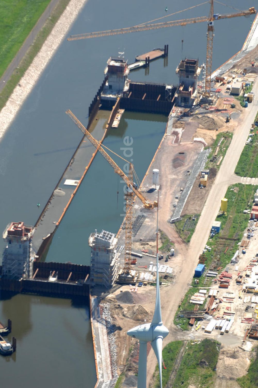 Luftbild Magdeburg - Baustelle der Niedrigwasserschleuse an der Steinkopfinsel im Hafen Magdeburg