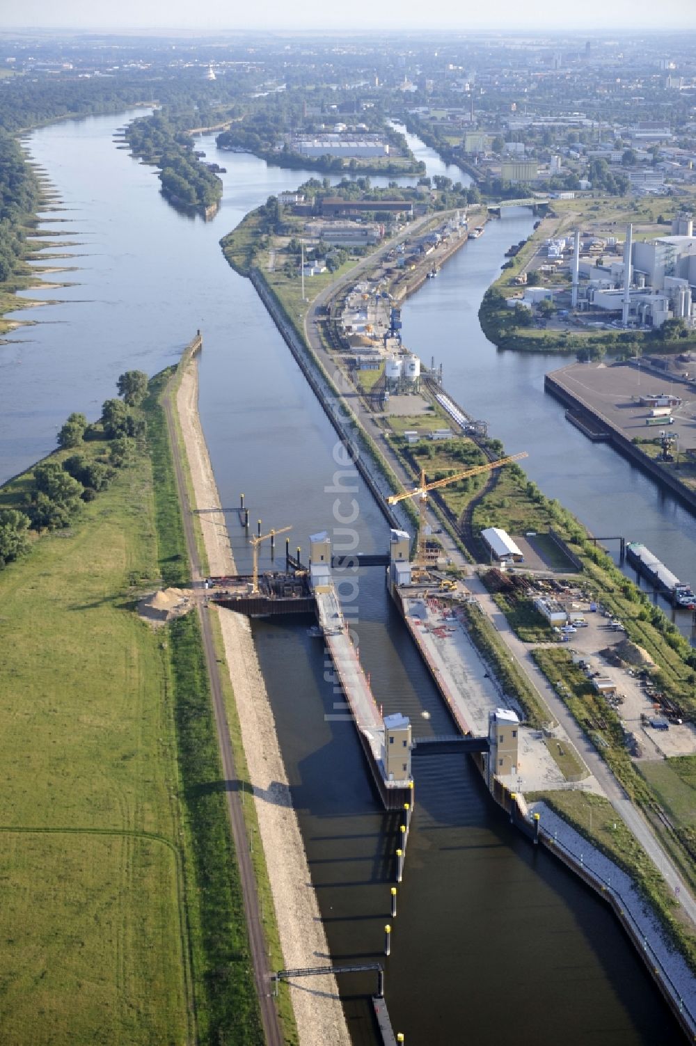 Luftaufnahme Magdeburg - Baustelle der Niedrigwasserschleuse an der Steinkopfinsel im Hafen Magdeburg
