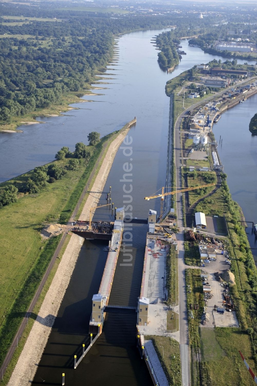 Magdeburg von oben - Baustelle der Niedrigwasserschleuse an der Steinkopfinsel im Hafen Magdeburg
