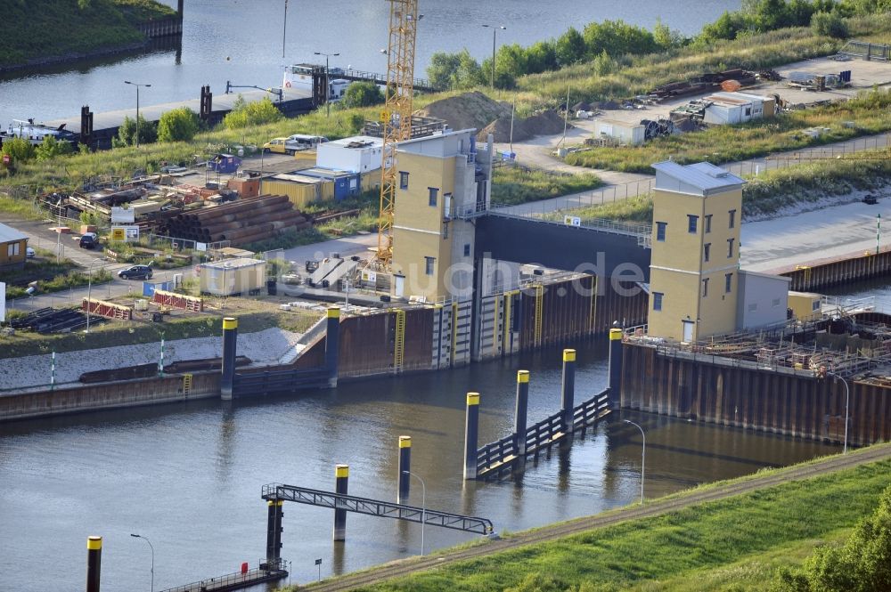 Luftaufnahme Magdeburg - Baustelle der Niedrigwasserschleuse an der Steinkopfinsel im Hafen Magdeburg
