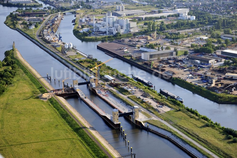 Magdeburg von oben - Baustelle der Niedrigwasserschleuse an der Steinkopfinsel im Hafen Magdeburg