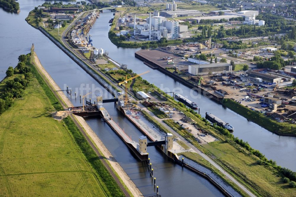 Magdeburg aus der Vogelperspektive: Baustelle der Niedrigwasserschleuse an der Steinkopfinsel im Hafen Magdeburg
