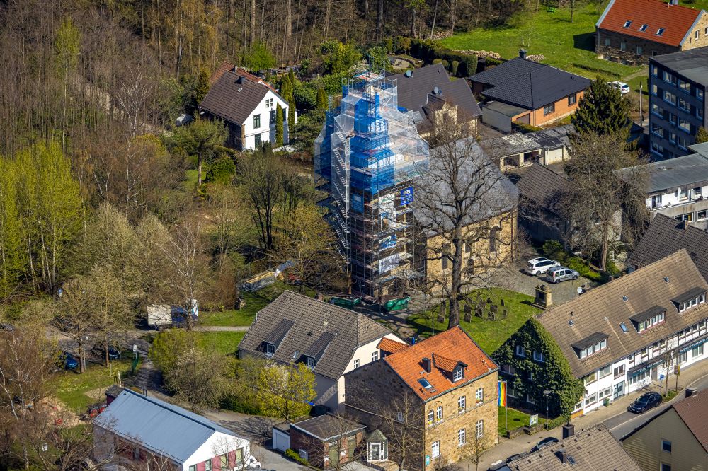 Herdecke von oben - Baustelle zu Sanierungs- und Umbauarbeiten am Kirchengebäude - Kirchturm in Herdecke im Bundesland Nordrhein-Westfalen, Deutschland