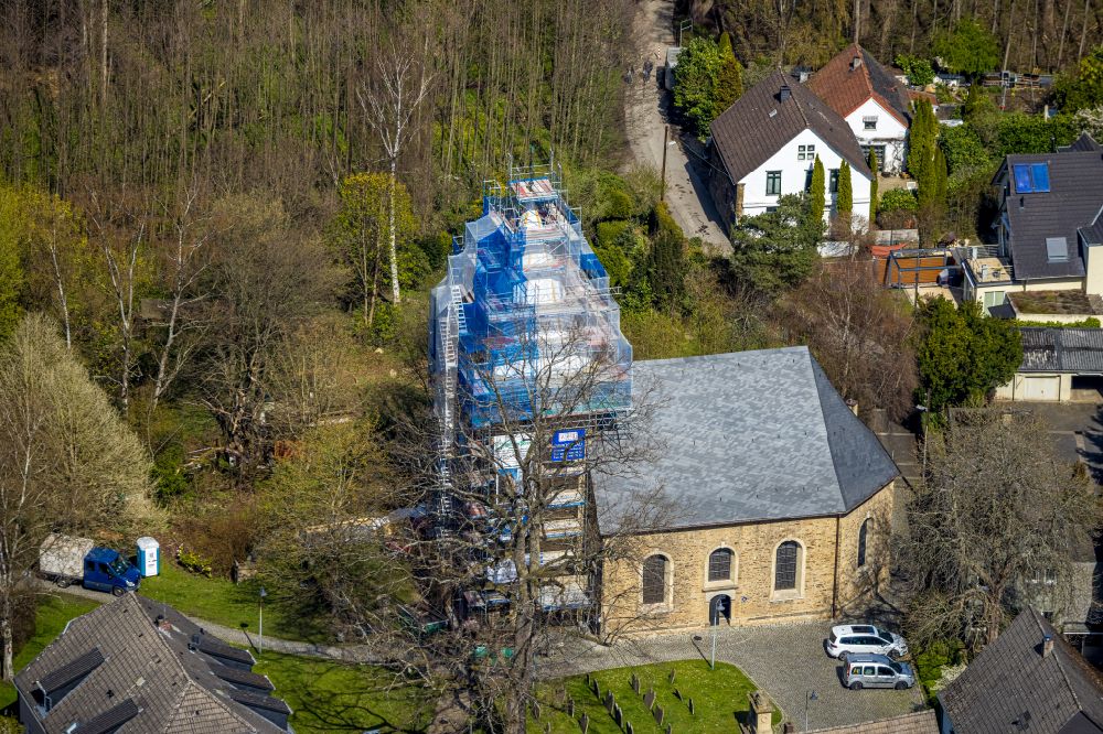 Luftbild Herdecke - Baustelle zu Sanierungs- und Umbauarbeiten am Kirchengebäude - Kirchturm in Herdecke im Bundesland Nordrhein-Westfalen, Deutschland