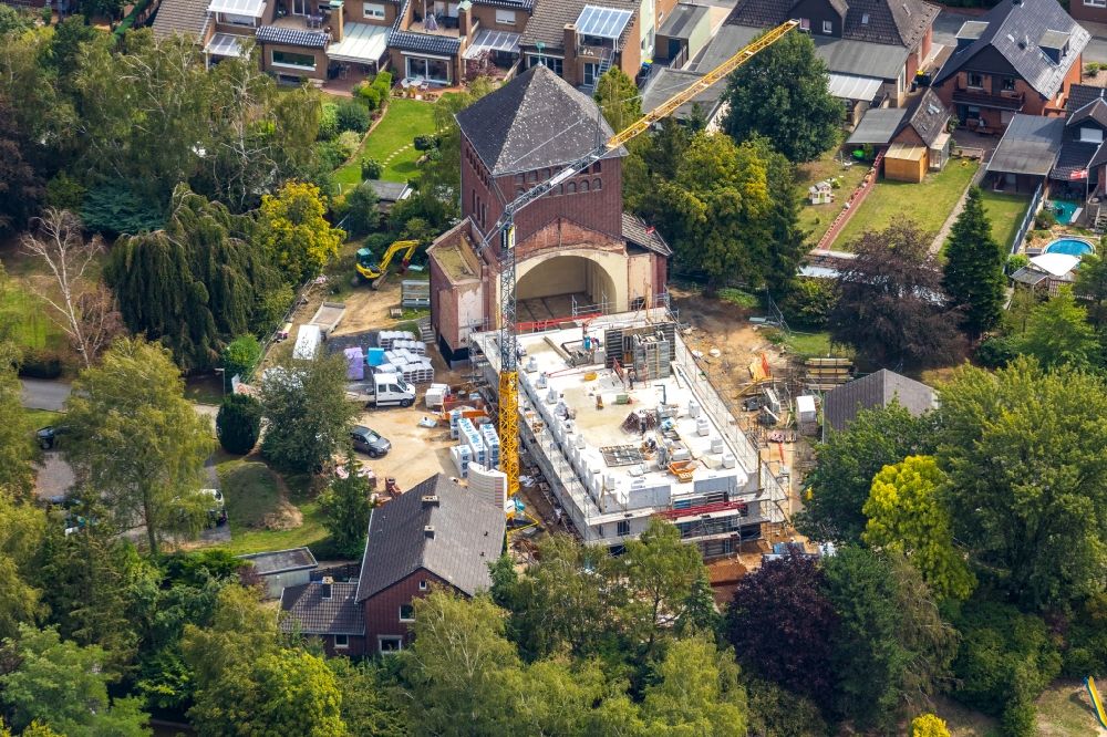 Werne von oben - Baustelle zu Sanierungs- und Umbauarbeiten am Kirchengebäude St. Konrad in Werne im Bundesland Nordrhein-Westfalen, Deutschland