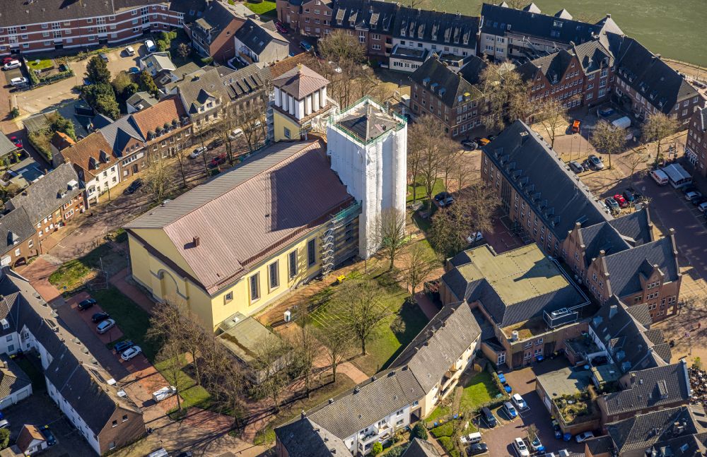 Rees von oben - Baustelle zu Sanierungs- und Umbauarbeiten am Kirchengebäude St. Mariä Himmelfahrt in Rees im Bundesland Nordrhein-Westfalen, Deutschland
