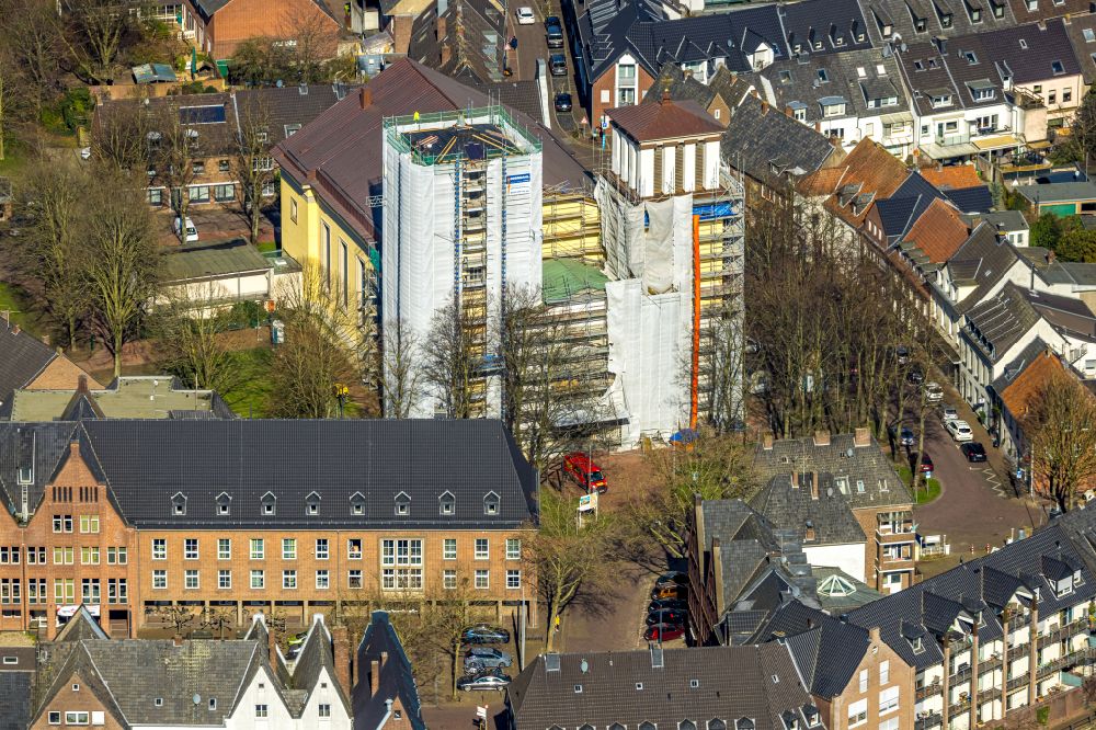 Luftbild Rees - Baustelle zu Sanierungs- und Umbauarbeiten am Kirchengebäude St. Mariä Himmelfahrt in Rees im Bundesland Nordrhein-Westfalen, Deutschland
