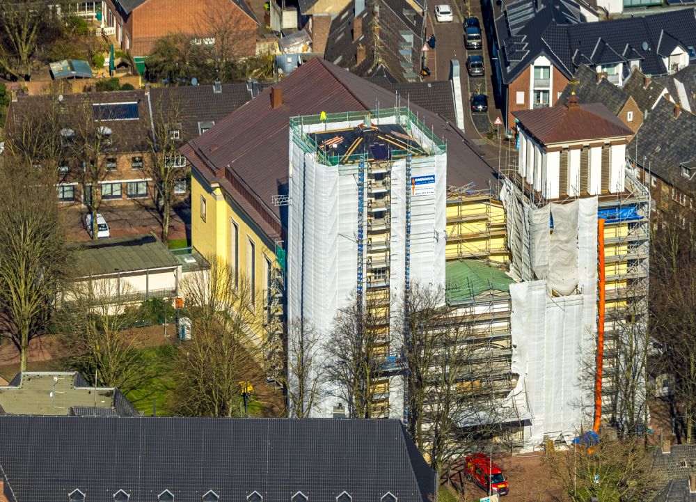 Luftaufnahme Rees - Baustelle zu Sanierungs- und Umbauarbeiten am Kirchengebäude St. Mariä Himmelfahrt in Rees im Bundesland Nordrhein-Westfalen, Deutschland