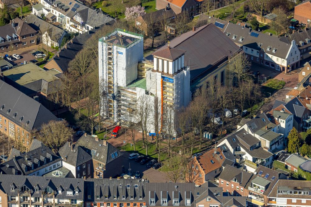 Rees von oben - Baustelle zu Sanierungs- und Umbauarbeiten am Kirchengebäude St. Mariä Himmelfahrt in Rees im Bundesland Nordrhein-Westfalen, Deutschland
