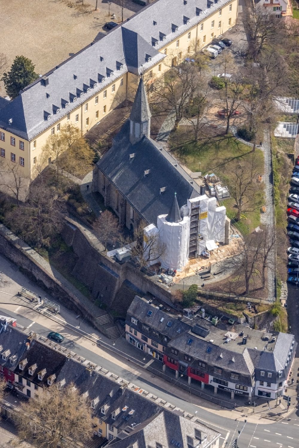 Luftbild Siegen - Baustelle zu Sanierungs- und Umbauarbeiten am Kirchengebäude Martini-Kirche in Siegen im Bundesland Nordrhein-Westfalen, Deutschland