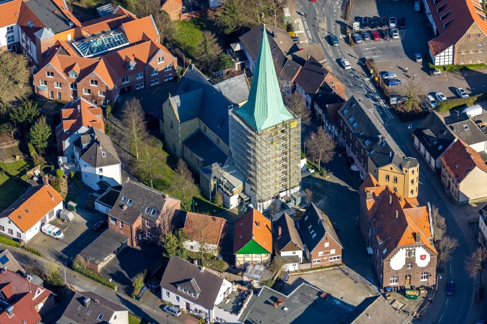 Luftaufnahme Rhynern - Baustelle zu Sanierungs- und Umbauarbeiten am Kirchengebäude St. Regina in Rhynern im Bundesland Nordrhein-Westfalen, Deutschland