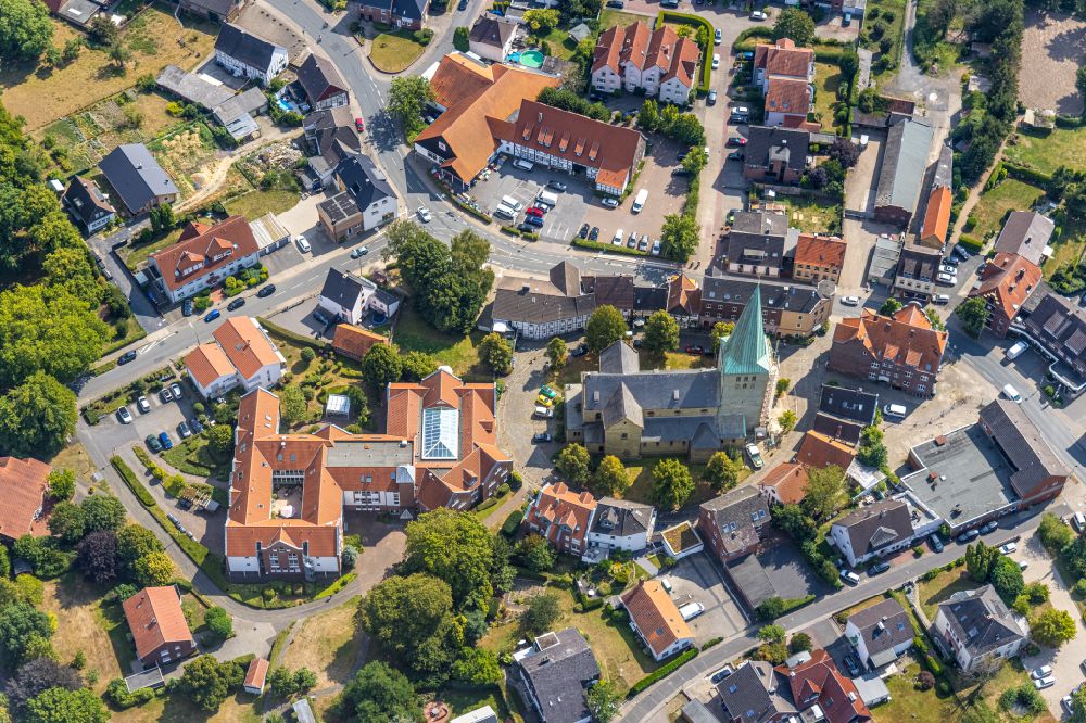 Luftbild Rhynern - Baustelle zu Sanierungs- und Umbauarbeiten am Kirchengebäude St. Regina in Rhynern im Bundesland Nordrhein-Westfalen, Deutschland