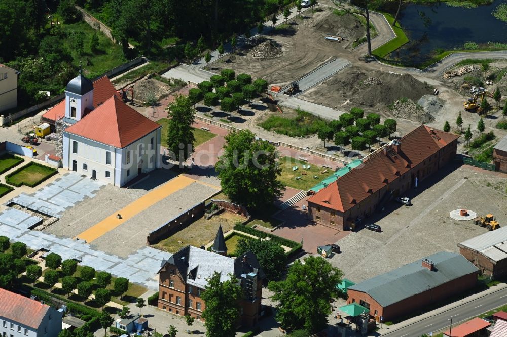 Luftaufnahme Altlandsberg - Baustelle zu Sanierungs- und Umbauarbeiten am Kirchengebäude Schlosskirche in Altlandsberg im Bundesland Brandenburg, Deutschland