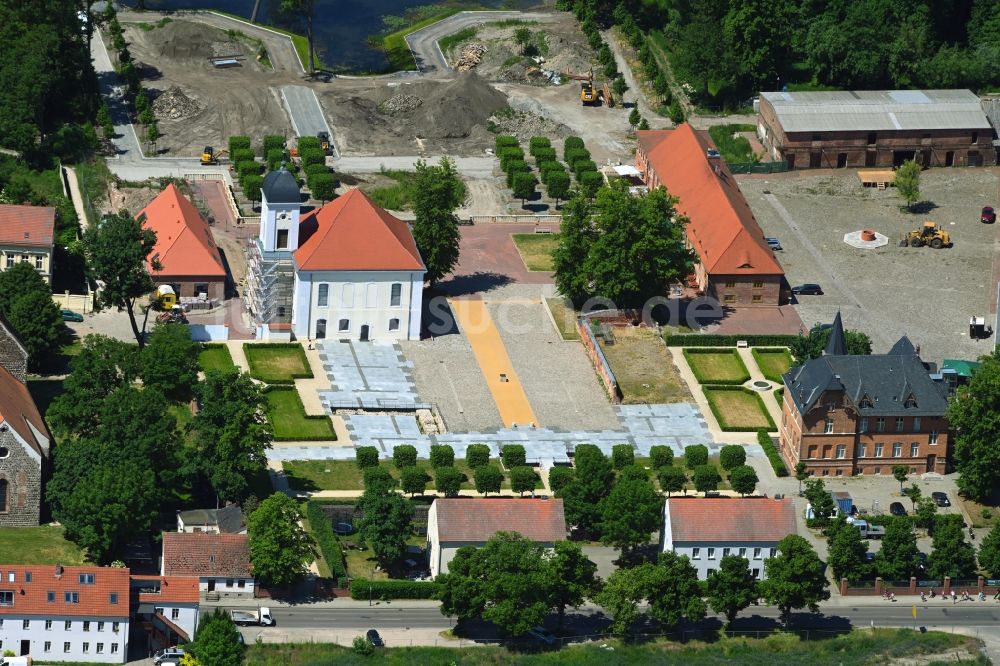Altlandsberg von oben - Baustelle zu Sanierungs- und Umbauarbeiten am Kirchengebäude Schlosskirche in Altlandsberg im Bundesland Brandenburg, Deutschland