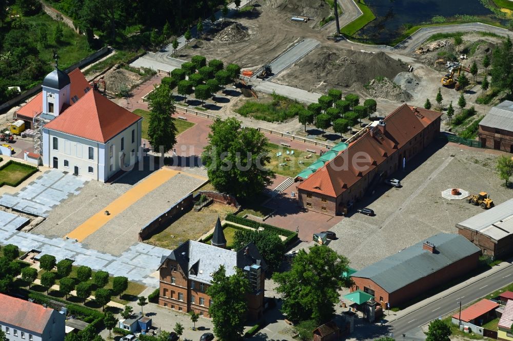 Luftbild Altlandsberg - Baustelle zu Sanierungs- und Umbauarbeiten am Kirchengebäude Schlosskirche in Altlandsberg im Bundesland Brandenburg, Deutschland