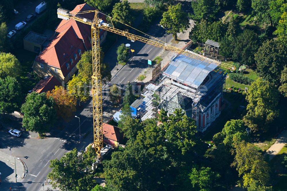 Luftaufnahme Berlin - Baustelle zu Sanierungs- und Umbauarbeiten am Kirchengebäude der Schlosskirche in Berlin, Deutschland
