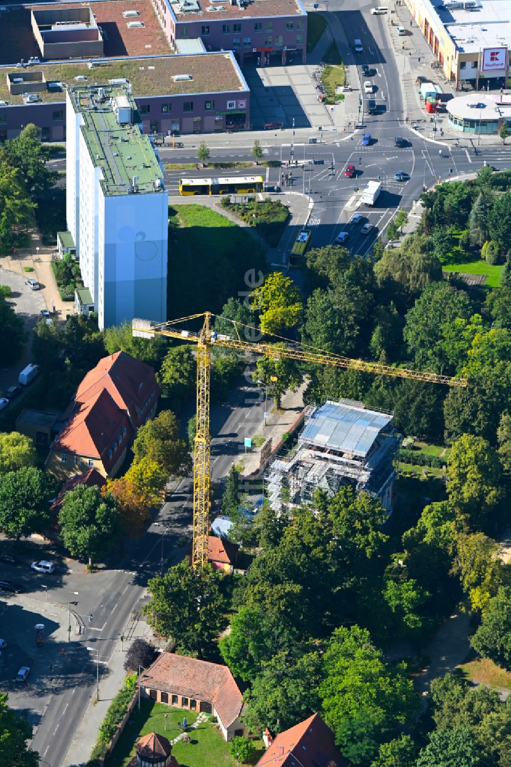 Luftbild Berlin - Baustelle zu Sanierungs- und Umbauarbeiten am Kirchengebäude der Schlosskirche im Ortsteil Buch in Berlin, Deutschland