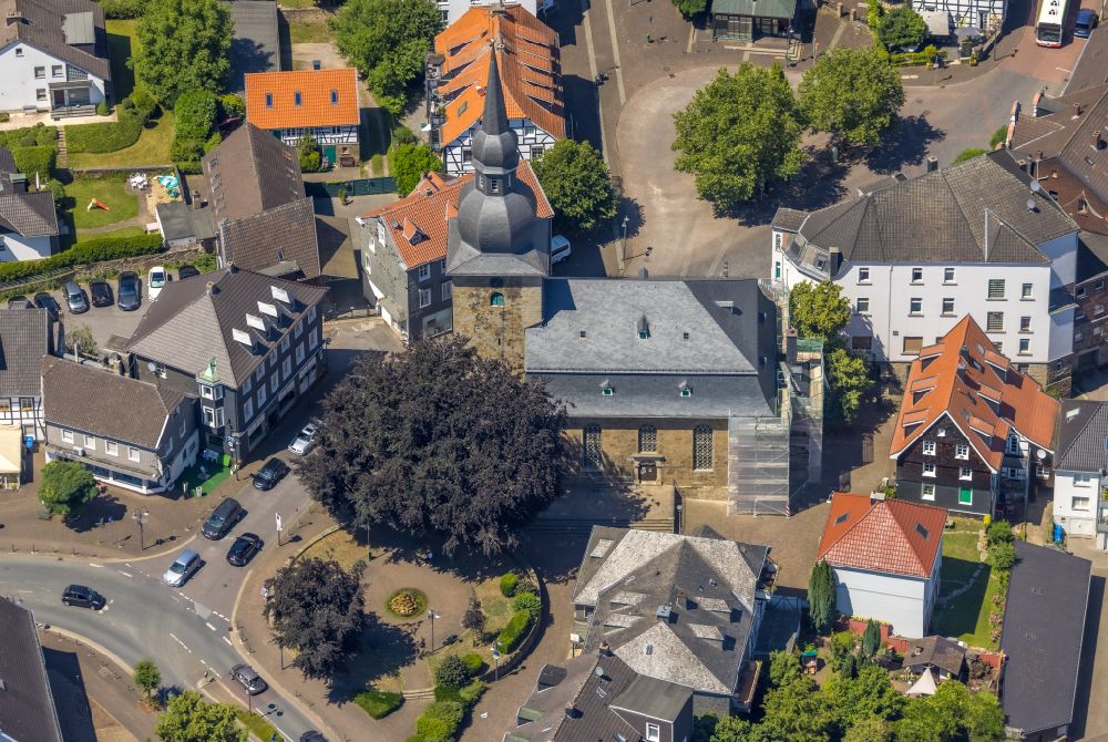 Luftbild Sprockhövel - Baustelle zu Sanierungs- und Umbauarbeiten am Kirchengebäude Zwiebelturmkirche in Sprockhövel im Bundesland Nordrhein-Westfalen, Deutschland