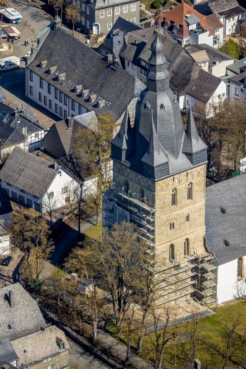 Brilon von oben - Baustelle zu Sanierungsarbeiten am Kirchengebäude Propstei St. Petrus und Andreas in Brilon im Bundesland Nordrhein-Westfalen, Deutschland