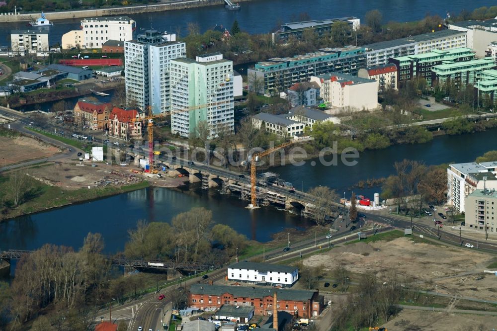 Luftaufnahme Magdeburg - Baustelle zu Sanierungsarbeiten am Straßen- Brückenbauwerk der Anna-Ebert-Brücke in Magdeburg im Bundesland Sachsen-Anhalt, Deutschland