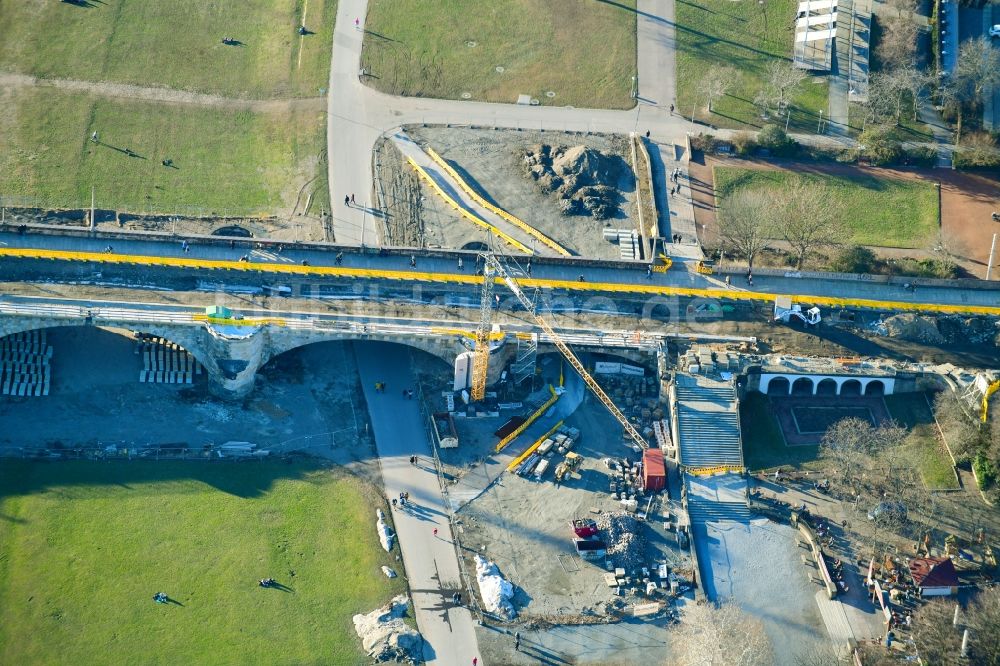 Luftbild Dresden - Baustelle zu Sanierungsarbeiten am Straßen- Brückenbauwerk Augustusbrücke in Dresden im Bundesland Sachsen, Deutschland
